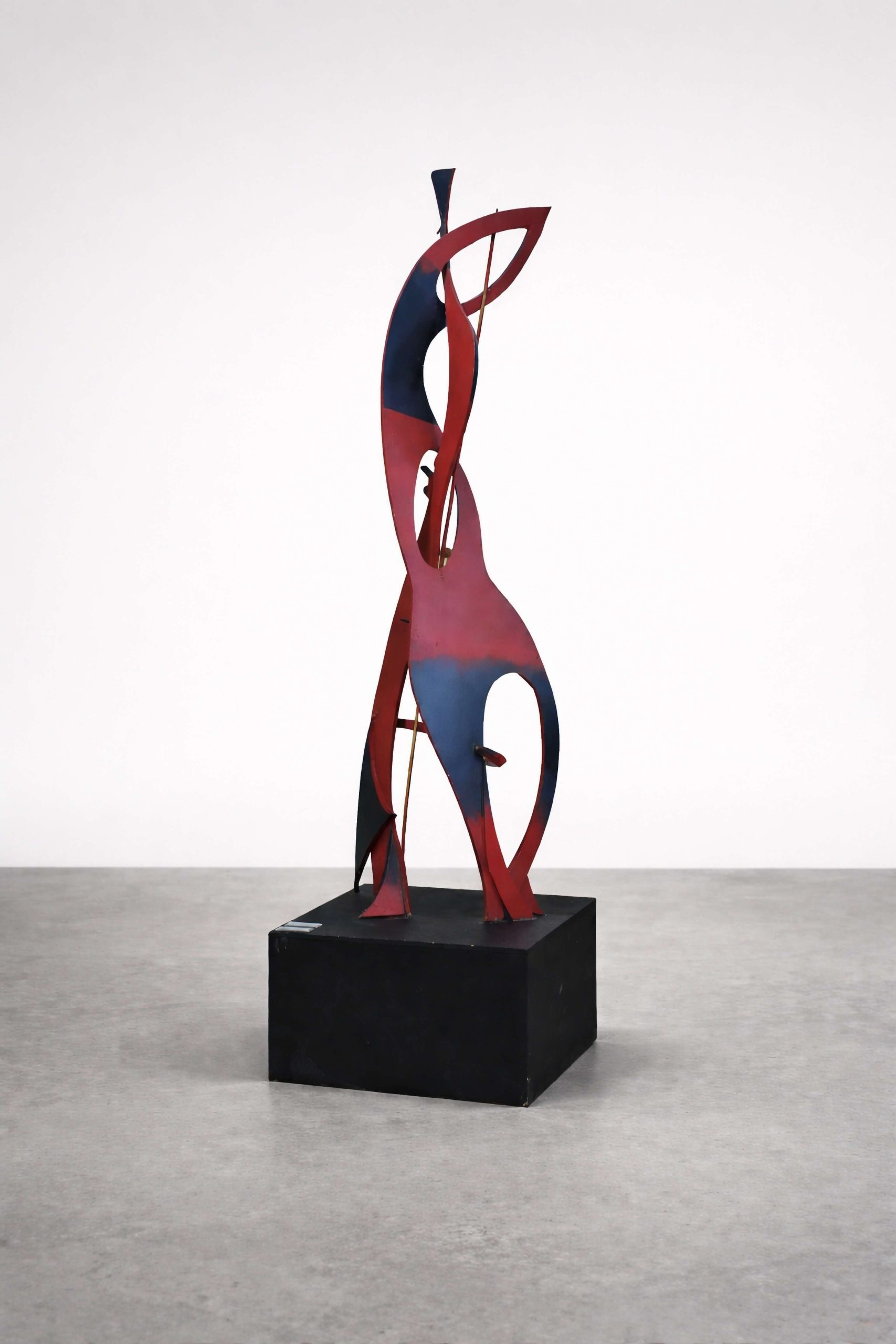 Esculto pinturas de Acisclo Manzano e Xaime Quessada Construcción en madeira e vertical